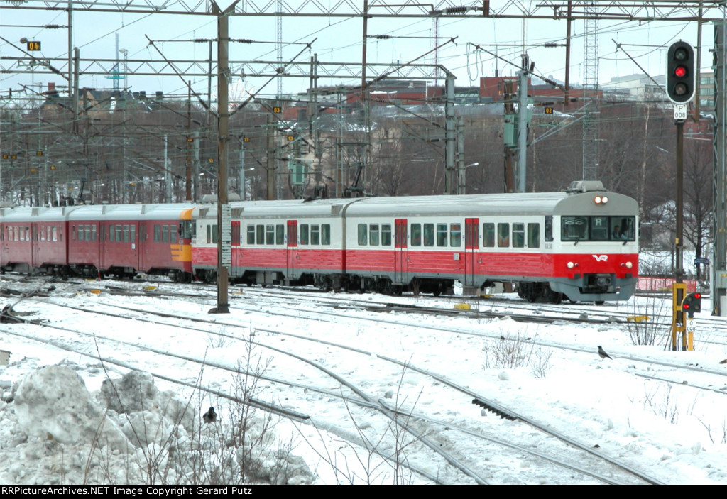 VR Sm1 EMU Pair + Sm2 EMU Pair Arriving 